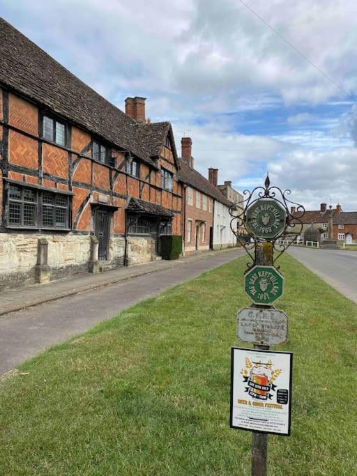 Larks Leaze Lodge, Steeple Ashton, Wiltshire Trowbridge Bagian luar foto
