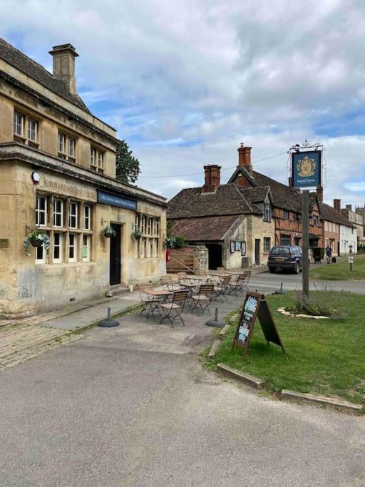 Larks Leaze Lodge, Steeple Ashton, Wiltshire Trowbridge Bagian luar foto